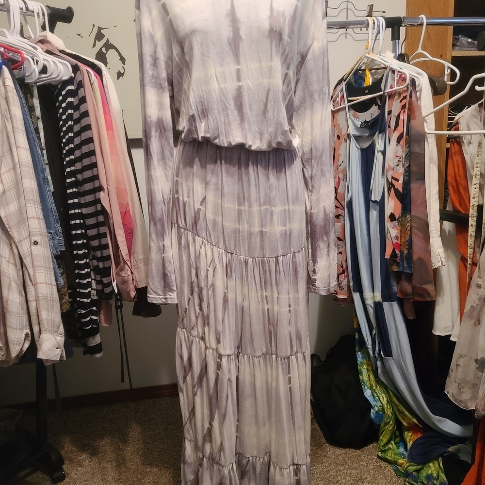Elegant Gray Long Sleeved Maxi Dress - Picture 3 of 8